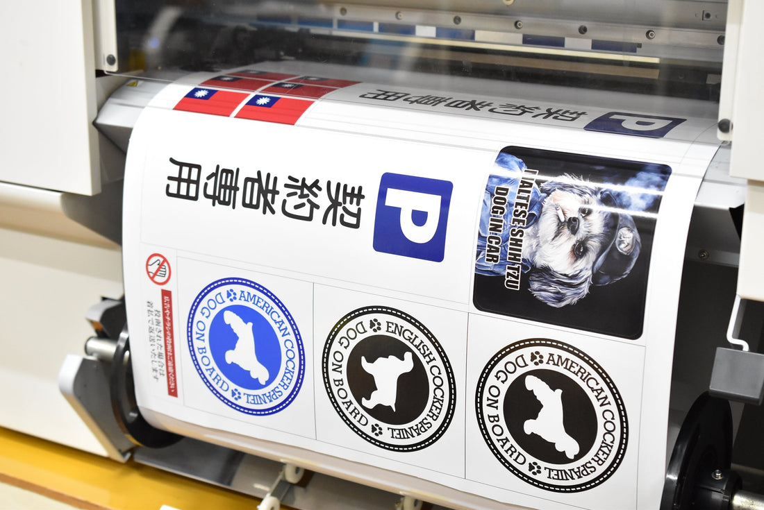 【制作風景公開】人気「DOG IN CAR」シリーズを業務用プリンターで出力しています