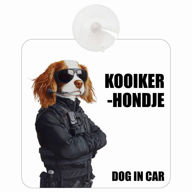 KOOIKERHONDJE コーイケルホーンディエ DOG IN CAR セキュリティガード風 ちょい悪 車用吸盤付サイン 12.4x14.6cm