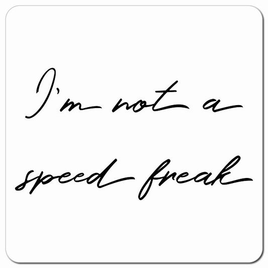 I'm not a speed freak 私はスピード狂ではありません ホワイト シンプル 筆記体 車用 マグネット 13x13cm 正方形 カーマグネット 表示プレート