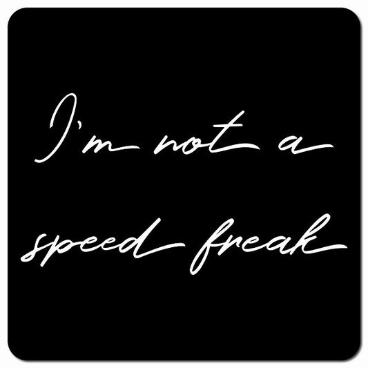 I'm not a speed freak 私はスピード狂ではありません ブラック シンプル 筆記体 車用 マグネット 13x13cm 正方形 カーマグネット 表示プレート